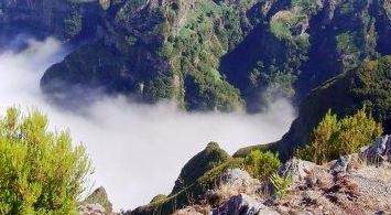 Pico Ruivo met wolken in de valleien
