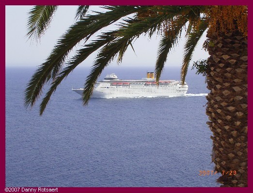 Cruiseschip langs de kust van Madeira