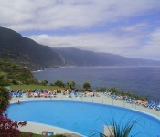 Zwembad en zicht op zee