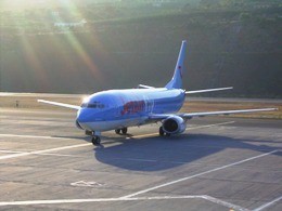 Vliegtuig van Jetair op landingsbaan Madeira