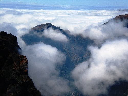 vallei met wolken op Madeira